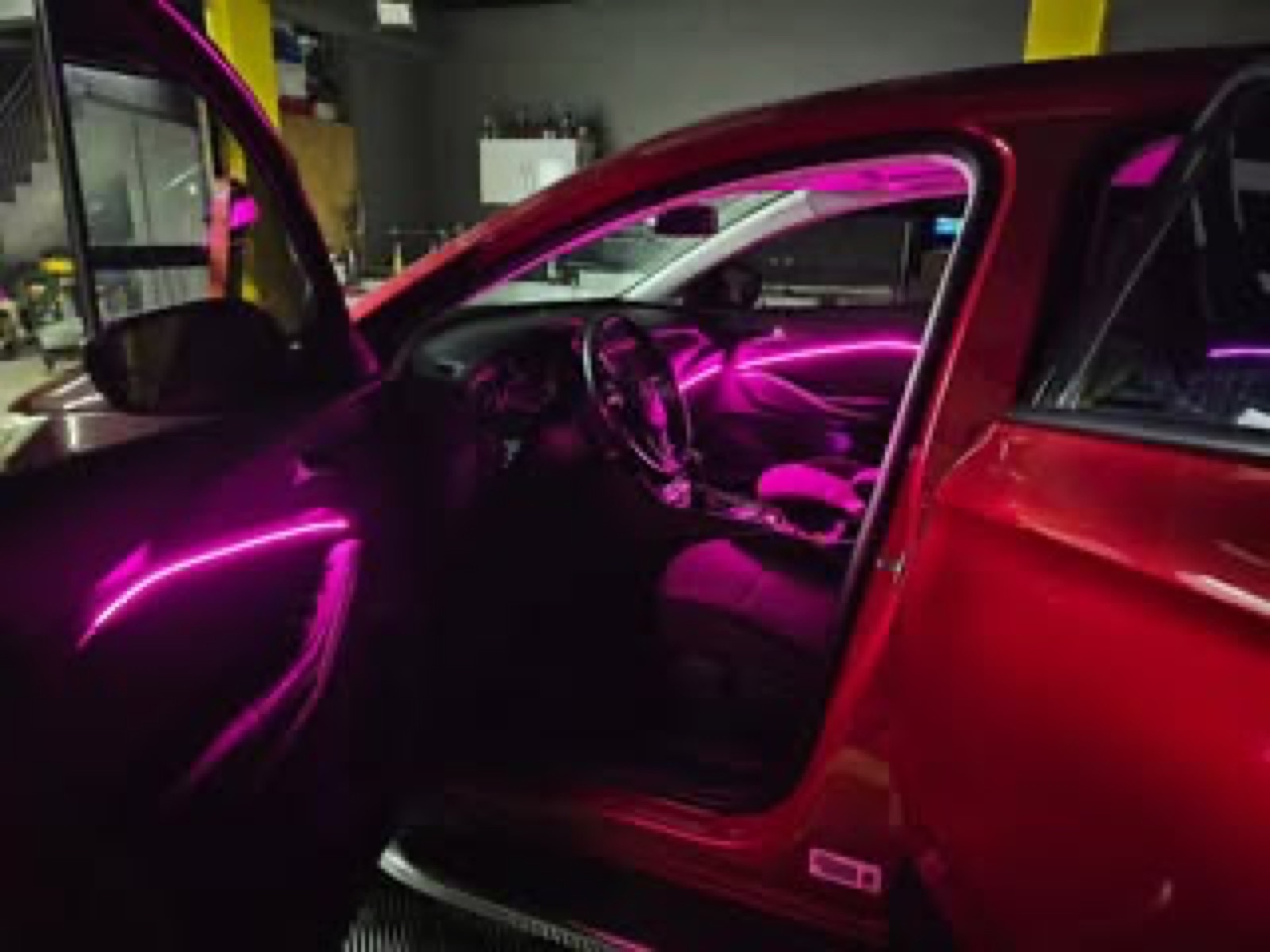 Opel Astra J kapı panelinde mor ambiyans aydınlatma