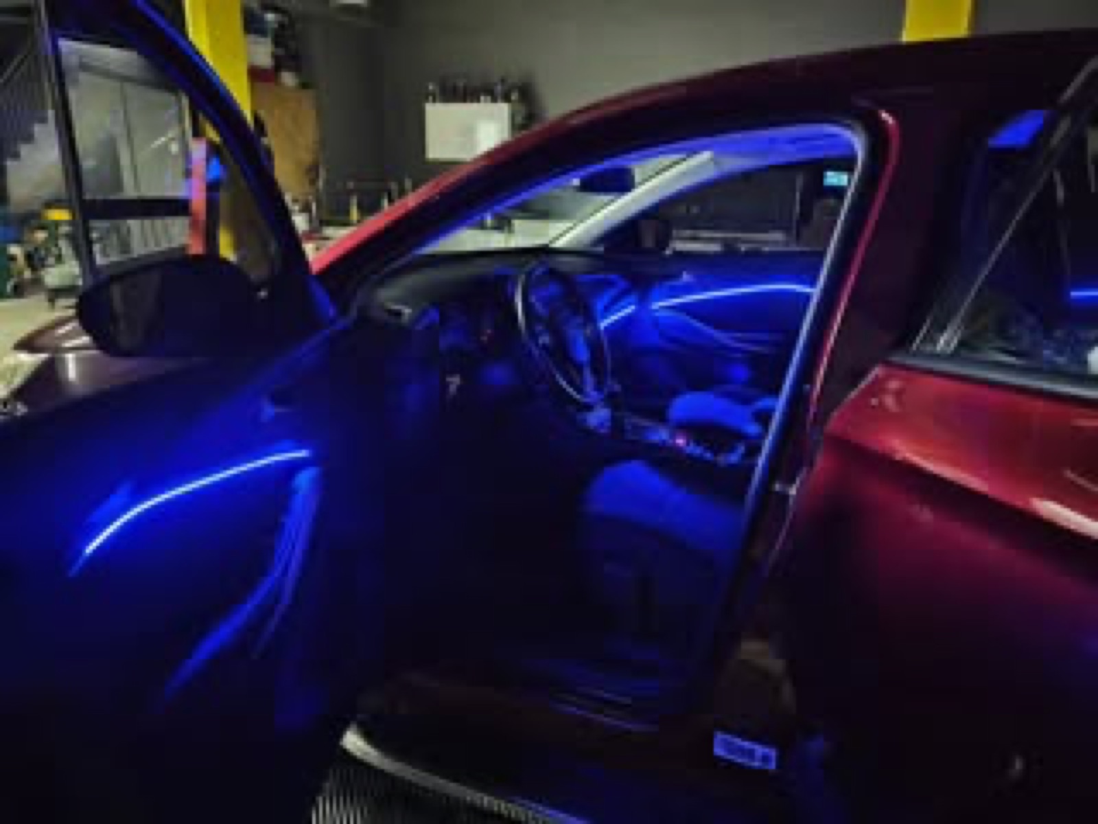 Opel Astra'da VIP Car Detailing imzalı kırmızı ambiyans aydınlatma: kapı paneli ve torpido şeridi