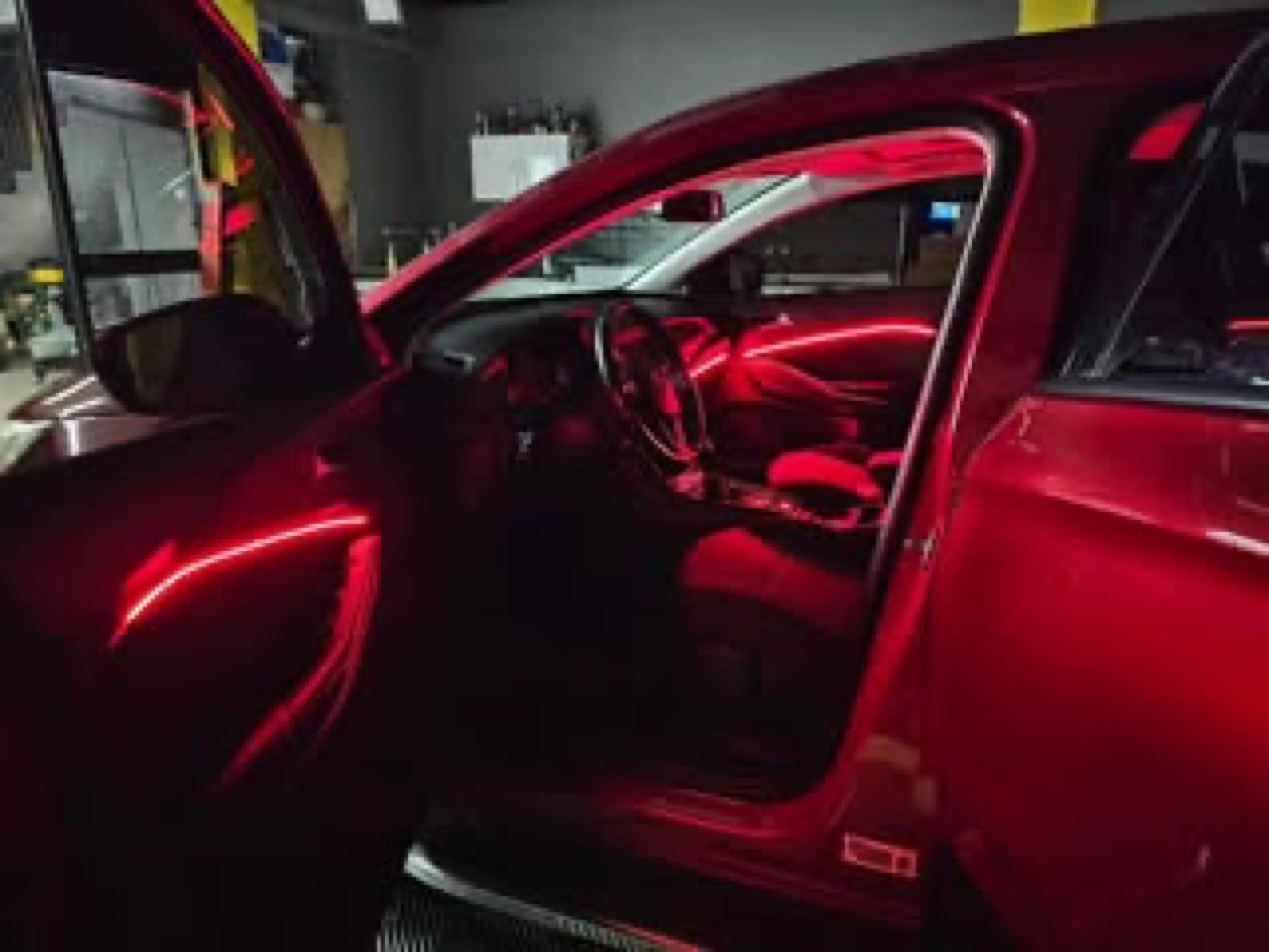 Opel Astra içinde pembe-mor ambiyans aydınlatma — kapı ve konsol hatları