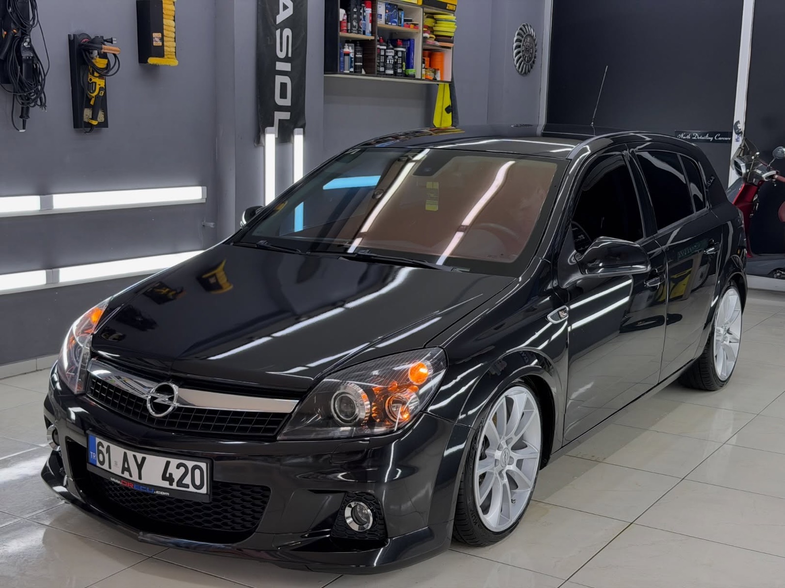 VIP Car Detailing atölyesinde pasta cila ve boya düzeltme yapılan siyah Opel Astra