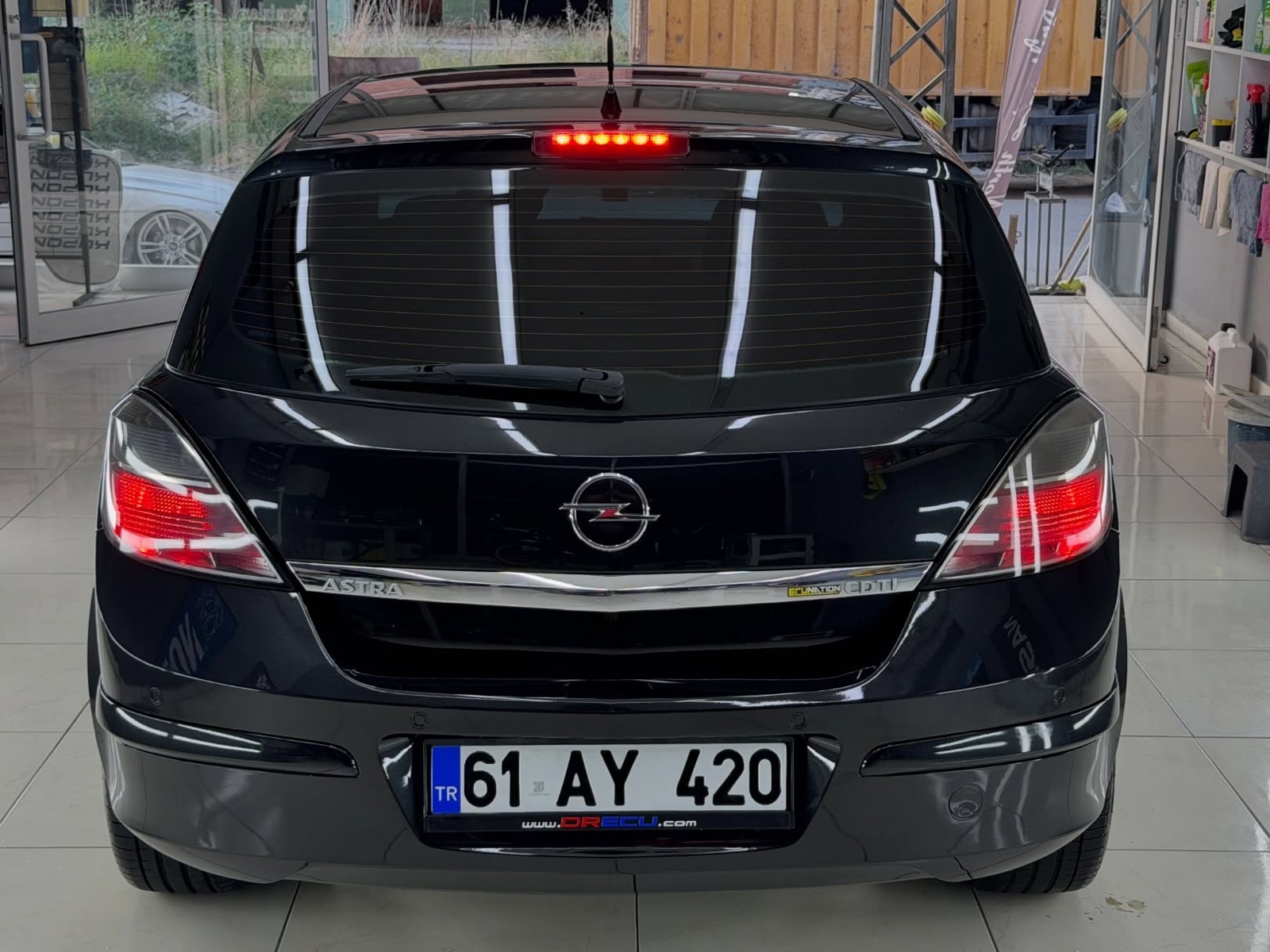Siyah Opel Astra H arka çeyrek