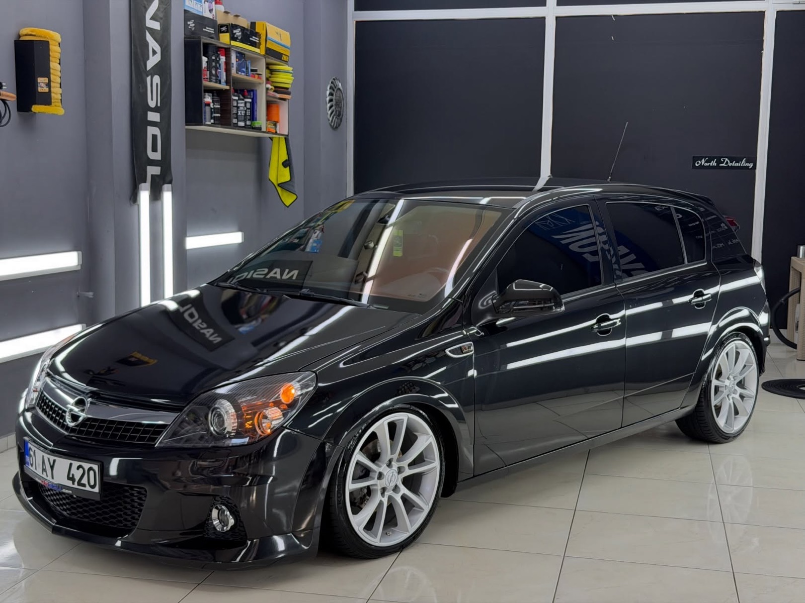 VIP Car Detailing atölyesinde ses sistemi çalışması yapılan araç