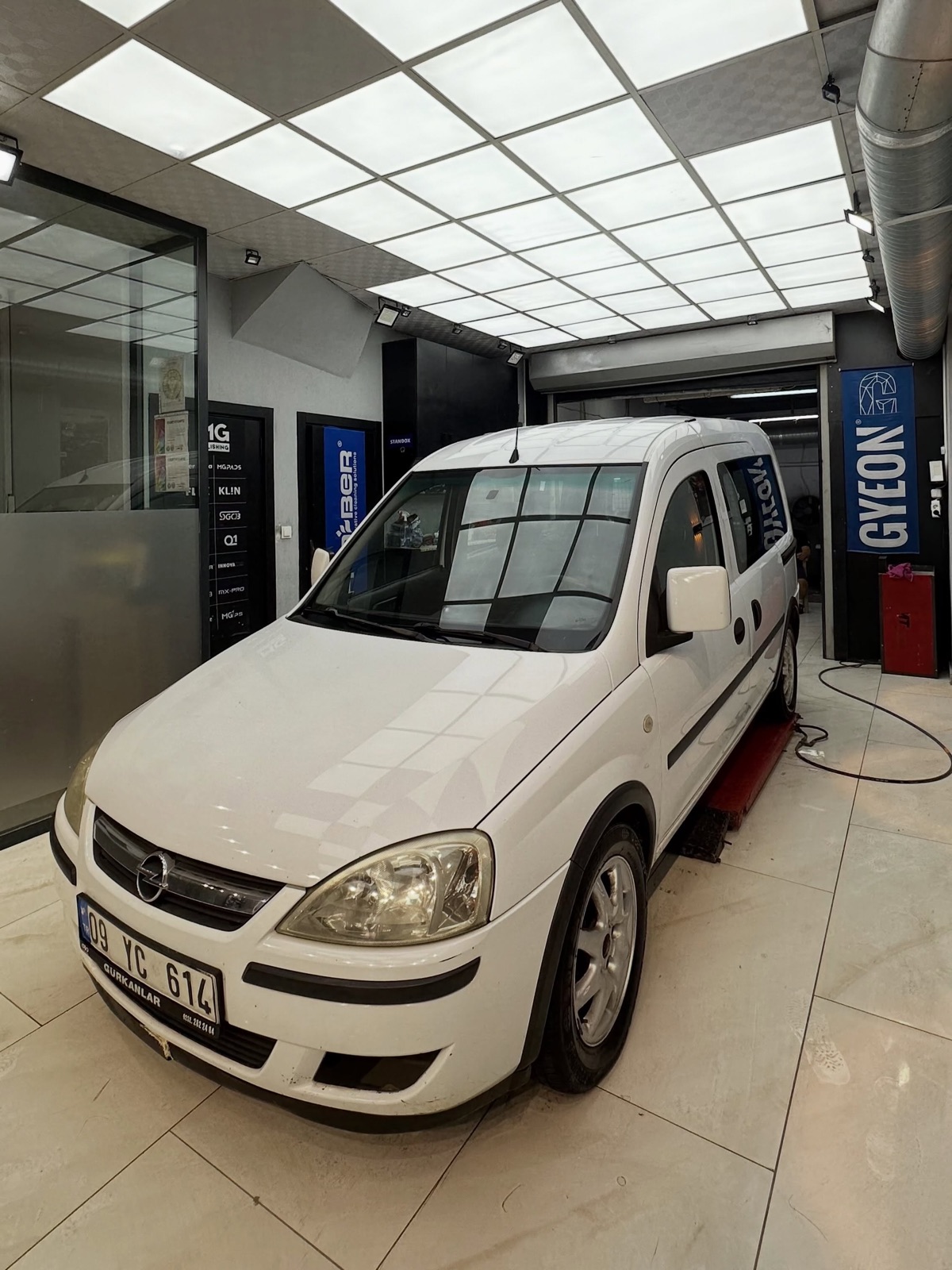 VIP Car Detailing'de elektrikli bagaj uygulanan araç