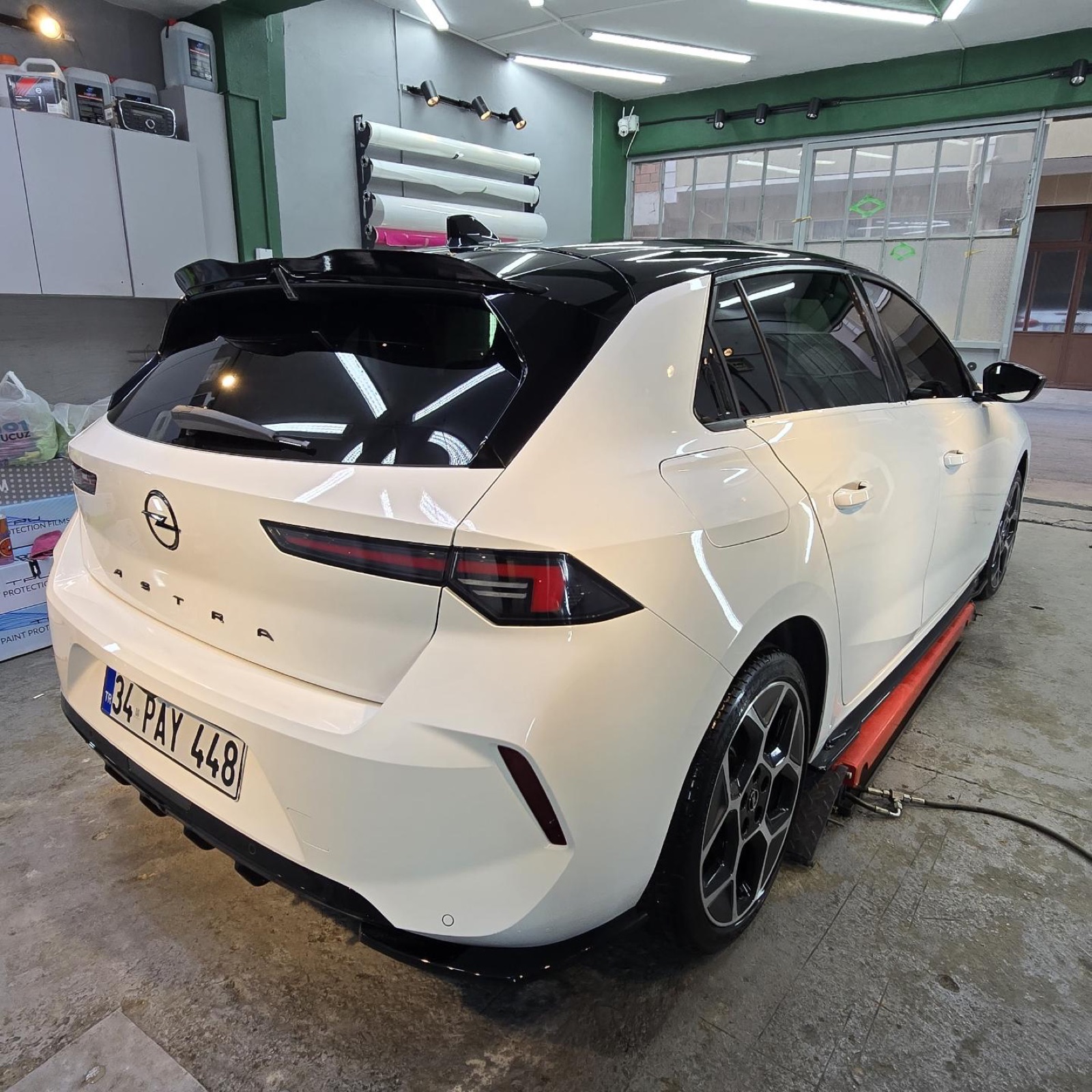 Cam filmi uygulanmış beyaz Opel Grandland