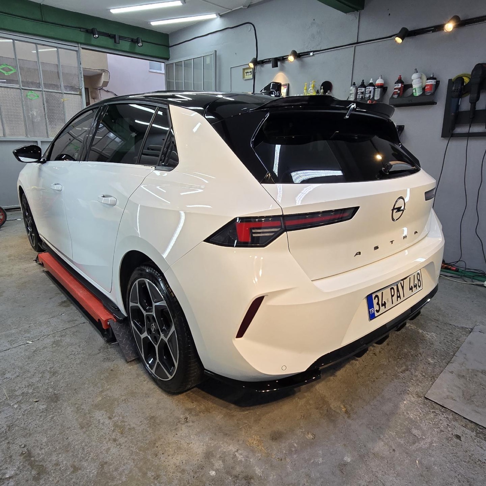 Beyaz Opel Grandland — teslim çekimi